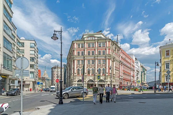 Moscú, Rusia - Junio 02.2016. Antiguas habitaciones amuebladas Kondratyev - edificio histórico en la calle Butcher — Foto de Stock