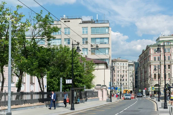 Moscou, Rússia - 02 de junho de 2016. Myasnitskaya Street - rua no centro histórico da cidade — Fotografia de Stock