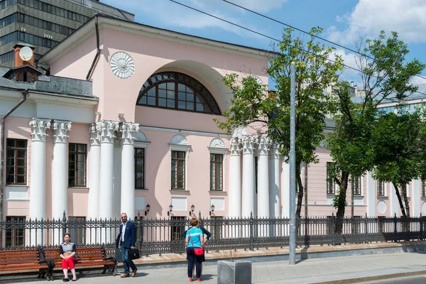 Moscou, Russie - 02 juin 2016. Ancien domaine de Lobanov-Rostovsky est monument architectural sur la rue Myasnitskaïa — Photo