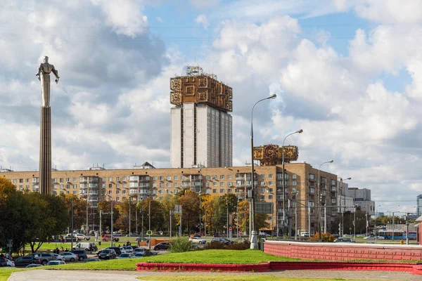 Москва, Россия-1 октября 2016 года. Вид на памятник Гагарину и здание Президиума РАН — стоковое фото