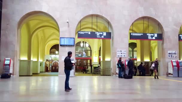 俄罗斯莫斯科-10 月 26.2016。列宁格勒火车站里面的人 — 图库视频影像