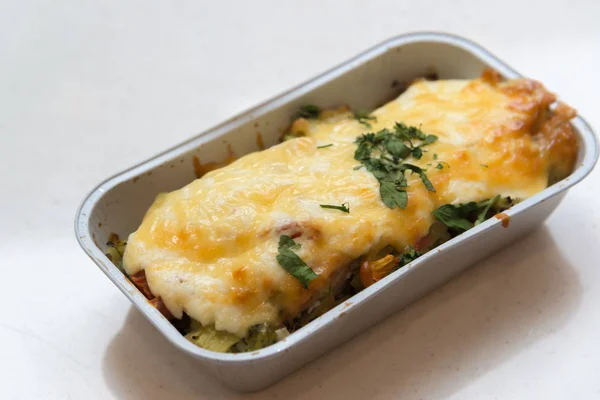 Trucha horneada con verduras y queso en bandejas de lotes —  Fotos de Stock