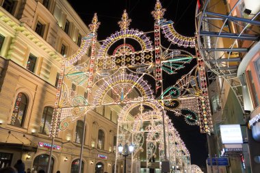 Moskova, Rusya - Ocak 10.2016. Festivali - Noel ışık - Nikolskaya Caddesi üzerinde