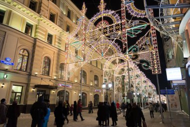 Moskova, Rusya - Ocak 10.2016. Festivali - Noel ışık - Nikolskaya Caddesi üzerinde