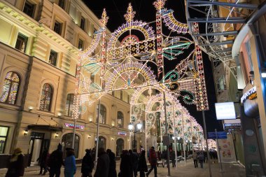 Moskova, Rusya - Ocak 10.2016. Festivali - Noel ışık - Nikolskaya Caddesi üzerinde