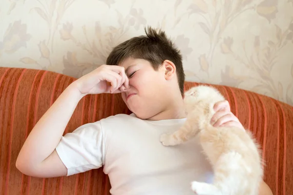 Adolescente vueltas debido a desagradable olor de gato — Foto de Stock