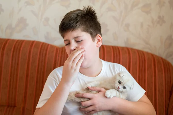 El chico es alérgico al gato. — Foto de Stock