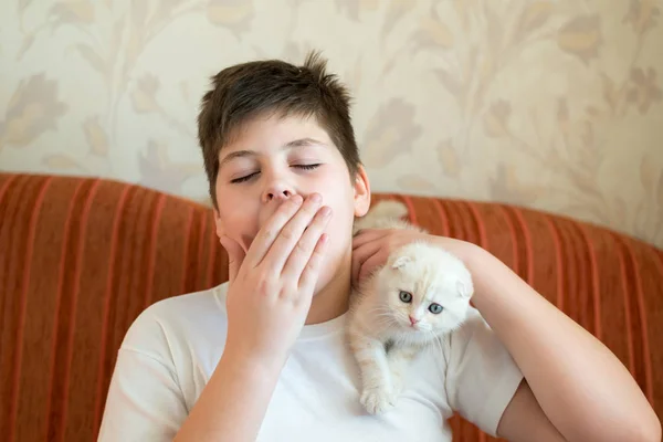 El chico es alérgico al gato. — Foto de Stock