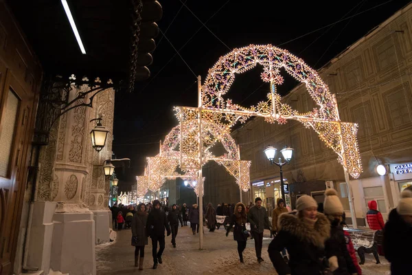 Moscú, Rusia - Enero 10.3016. Festival - Luz de Navidad - en la calle Nikolskaya — Foto de Stock