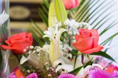 buket pembe gül ve beyaz zambak ile