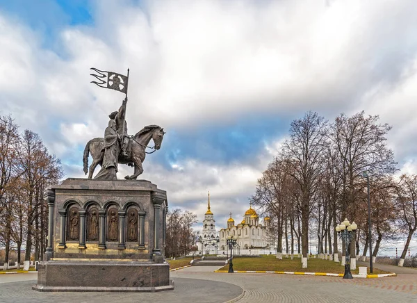 Vladimir, Rusya Federasyonu - Kasım 05.2015. St. Prens Vladimir ve Fedor için anıt varsayım Katedrali arka planı — Stok fotoğraf