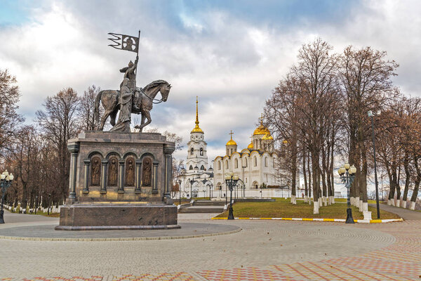 Владимир, Россия - ноябрь 05.2015. Памятник Св. Князь Владимир и Федор на фоне Успенского собора
