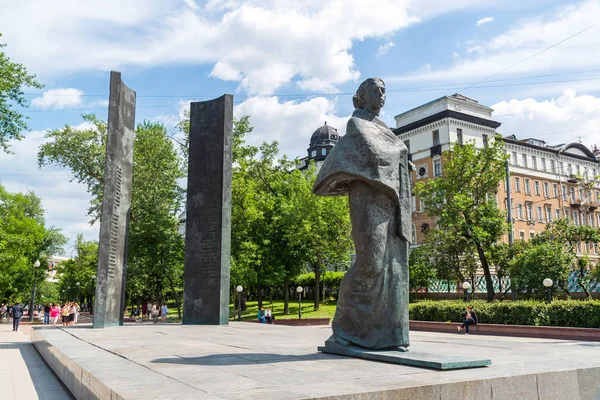 Moscow, Russia - June 02.2016. Monument to Nadezhda Krupskaya on Sretensky Boulevard — Stock Photo, Image