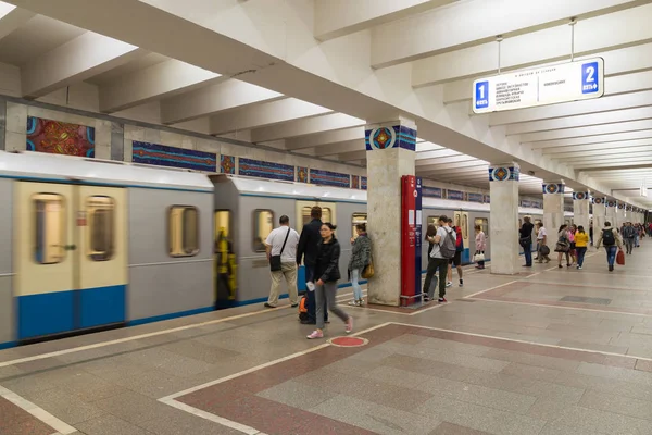 Moskwa, Rosja - czerwca 10.2016. Pociąg na stacji metra Novogireevo — Zdjęcie stockowe