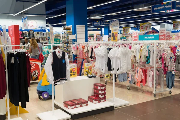 Moskwa, Rusia - Agustus 30.2016. Dunia anak-anak - jaringan toko pakaian anak-anak . — Stok Foto