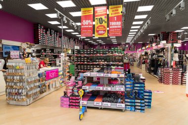 Moskova, Rusya - Ağustos 30.2016. Kari - mağaza moda ayakkabı ve aksesuarları