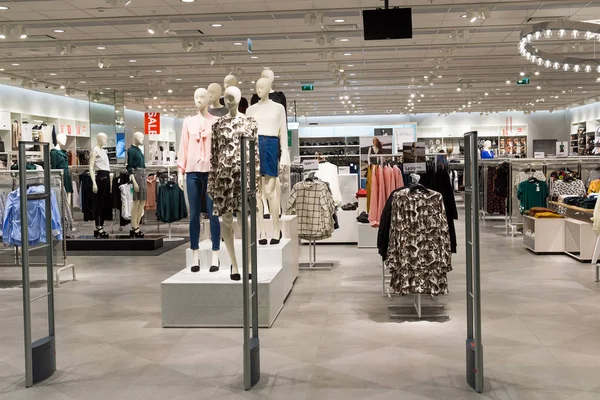 Mosca, Russia - 30 agosto 2016. Moderno negozio di moda abbigliamento femminile nel centro commerciale Zelenopark — Foto Stock
