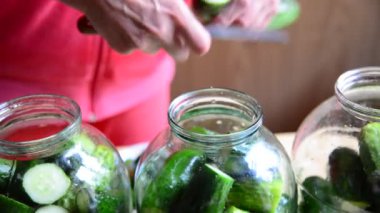 Ev hanımı ev yapımı konserve salatalık kışa hazırlanıyor