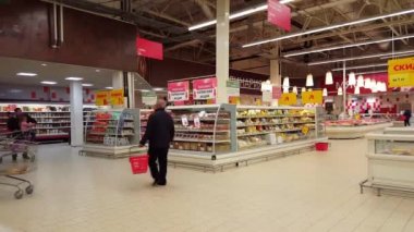 Moscow, Rusya Federasyonu-Kasım 30.2016. Müşteriler büyük mağaza Auchan ağ