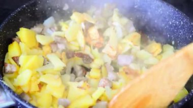 Tavada kızarmış etli patates