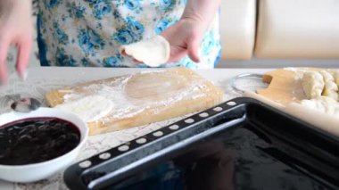 Frenk üzümü reçeli ile börek hazırlama ev kadını