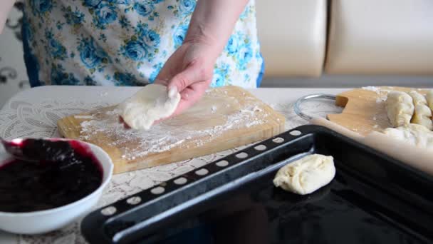 Домогосподарка готує пироги з смородиновим джемом — стокове відео