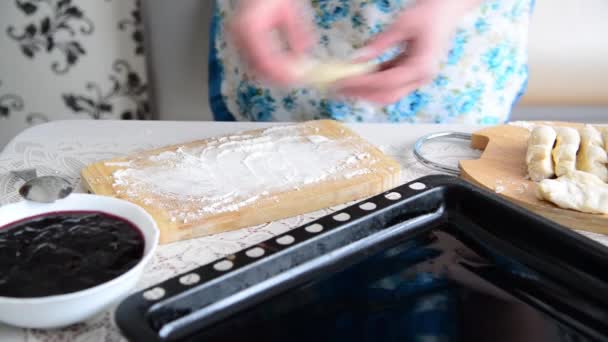 Домохозяйка катит тесто на пироги — стоковое видео