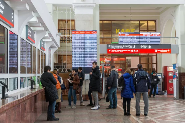 Volgogrado, Rusia - Noviembre 04.2016. La cola en la taquilla en la estación de tren —  Fotos de Stock