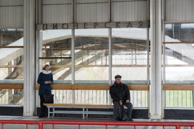 Volgograd, Rusya Federasyonu-Kasım 03.2016. Yolcuların istasyon Metrotram Pioneerskaya