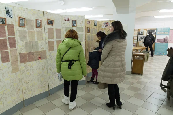 Volgogrado, Rusia - 02 de noviembre de 2016. Gente en el Museo de la Memoria Lugar cautiverio mariscal fascista Paulus en la Segunda Guerra Mundial — Foto de Stock