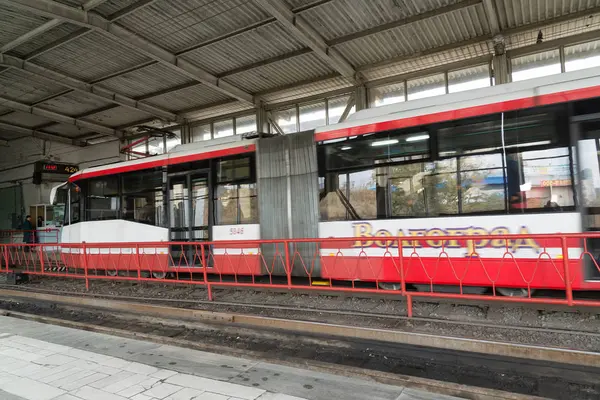 볼고그라드, 러시아-11 월 03.2016. 방송국 Pioneerskaya의 Metrotram 트램 — 스톡 사진