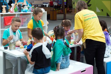 Moskova, Rusya - Ağustos 30.2016. İstihdam Okulu el sanatları Zelenopark, çocukları ile