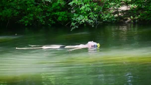 Jugendlicher schwimmt in Fluss — Stockvideo