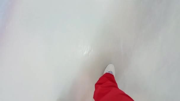 Pies femeninos van en pista de patinaje sobre hielo artificial — Vídeo de stock