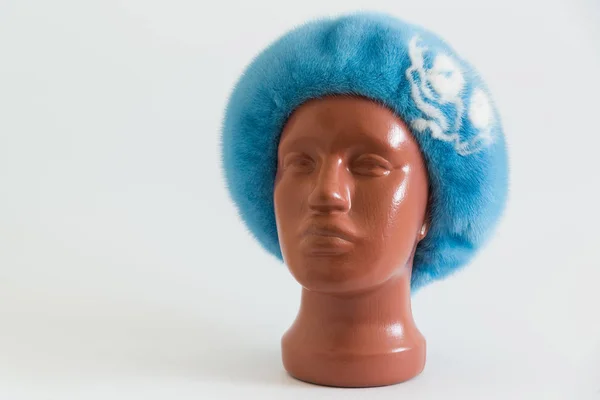 Light blue beret from natural mink on mannequin. — Stock Photo, Image