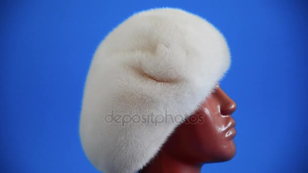 从天然的貂皮上模特的白色贝雷帽 — 图库视频影像