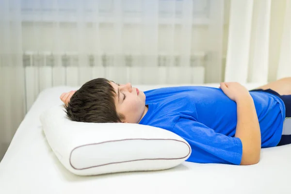 解剖学的な枕で寝ている少年ティーンエイ ジャー — ストック写真