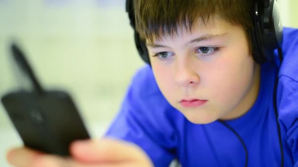 青少年使用手机与耳机 — 图库视频影像