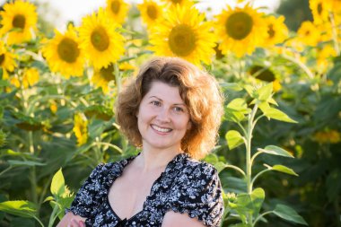 Ayçiçeği tarlası güzel kıvırcık saçlı kadın