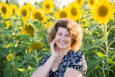 Ayçiçeği tarlası güzel kıvırcık saçlı kadın