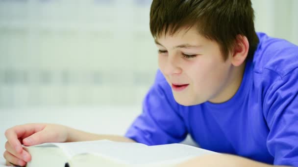 Хлопчик-підліток читає книжку. 13 років — стокове відео