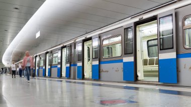 Moskova, Rusya - Temmuz 09.2015. Metro İstasyonu Pyatnickoe Shosse üzerinde yetiştirmek