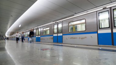 Moskova, Rusya - Temmuz 09.2015. Pyatnickoe Shosse tren ve insanlar metro istasyonu