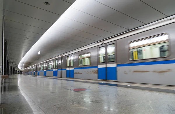 Moskova, Rusya - Temmuz 09.2015. Metro İstasyonu Pyatnickoe Shosse üzerinde yetiştirmek
