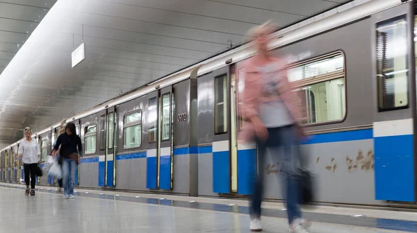 Москва, Россия - 9 июля 2015 года. Поезд и люди на станции метро Пятницкое шоссе — стоковое фото
