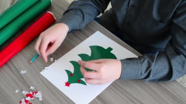 Çocuk kendinden yapışkanlı kağıtları Noel kartı yapma