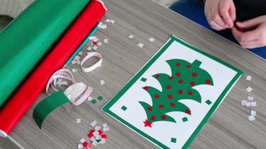 Teen yapımı Noel kartından renkli kendinden yapışkanlı kağıtlar