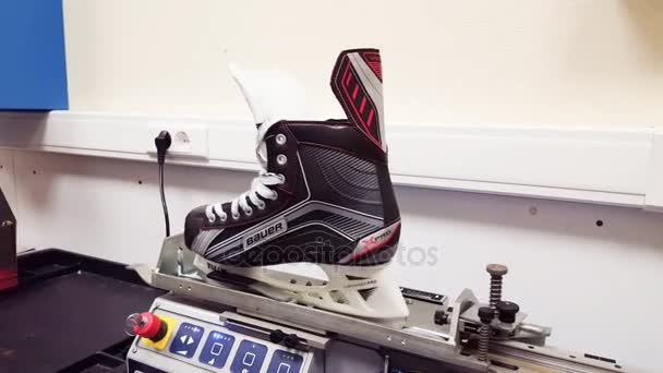 Moscú, Rusia - Diciembre 08.2016. Afilado de patines Bauer en la máquina ProSharp de la tienda Sportmaster — Vídeos de Stock