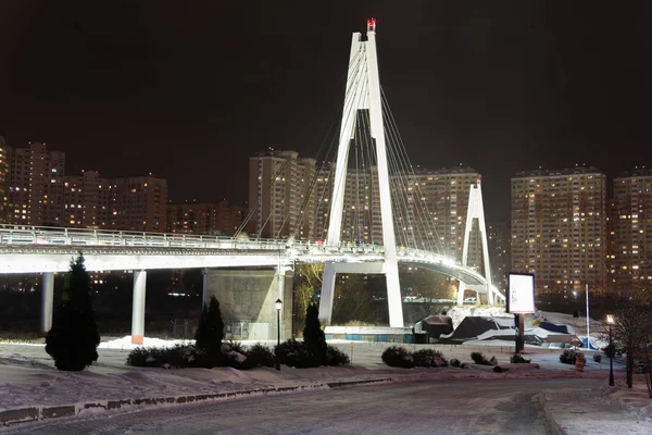 Moscú, Rusia - Diciembre 10.2016. Puente peatonal por cable en la noche en Krasnogorsk — Foto de Stock