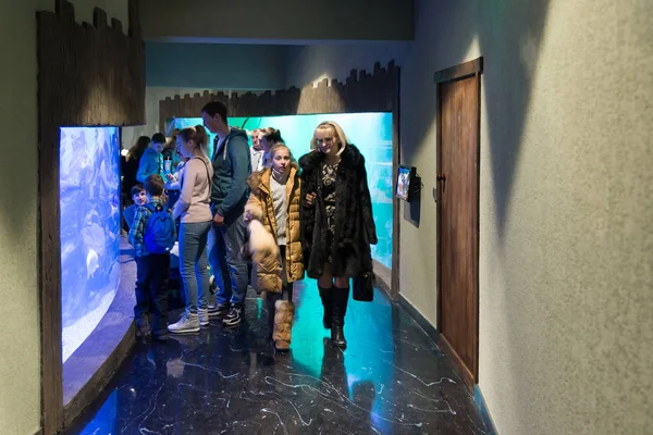 Moscow, Russia - December 10.2016. People around aquarium in Crocus City oceanarium at Krasnogorsk — Stock Photo, Image